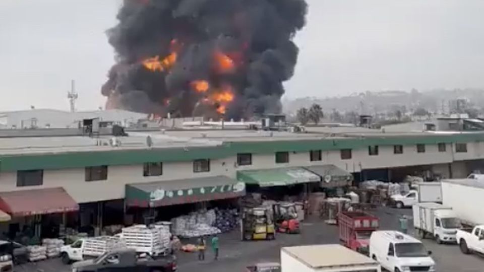 [VIDEO] Consume el fuego fábrica de químicos, Estado de México