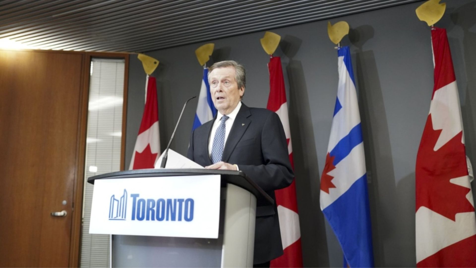 Alcalde de Toronto acepta infidelidad y deja el cargo