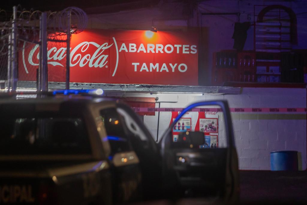 [GALERÍA] Asesinan a un adulto joven en una tienda de abarrotes