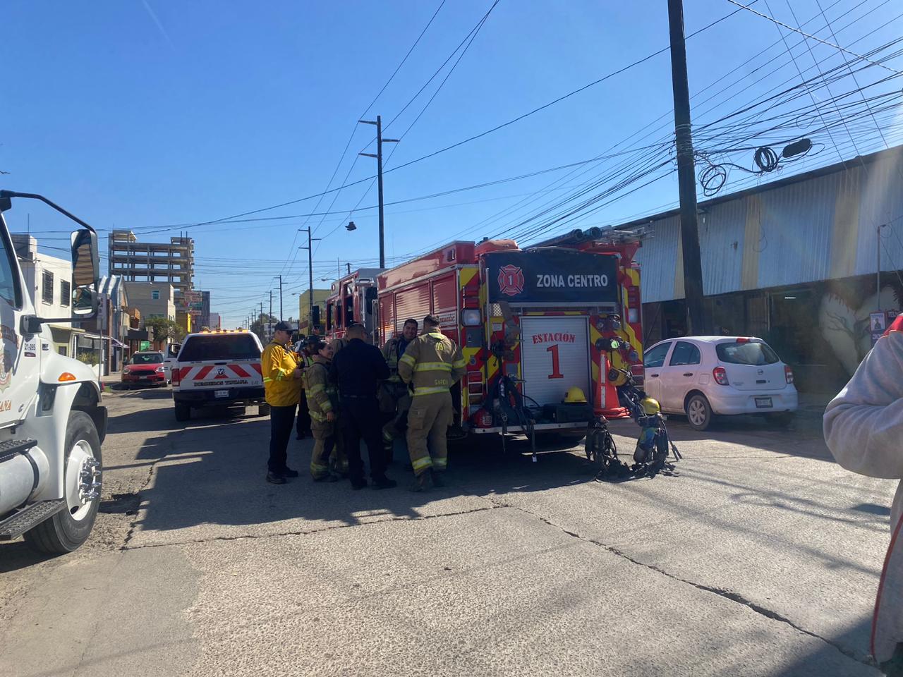 Atienden bomberos presunta explosión a espaldas de Zona Río