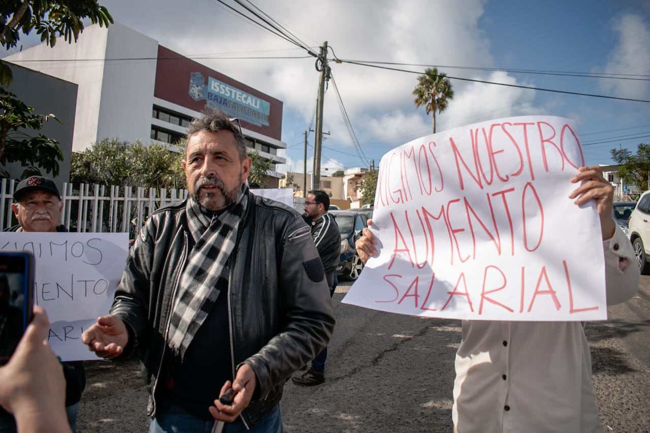 Realizan paro laboral en ISSSTECALI por falta de pago