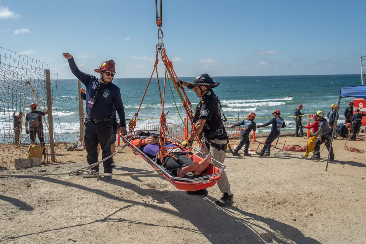 Bomberos de México se capacitan en rescate de acantilados en Playas de Tijuana