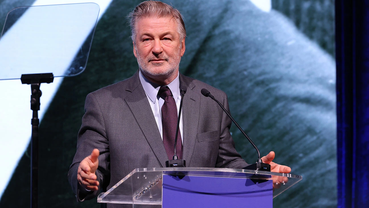 Alec Baldwin recibe demanda de empleados de ‘Rust’ por efectos postraumáticos