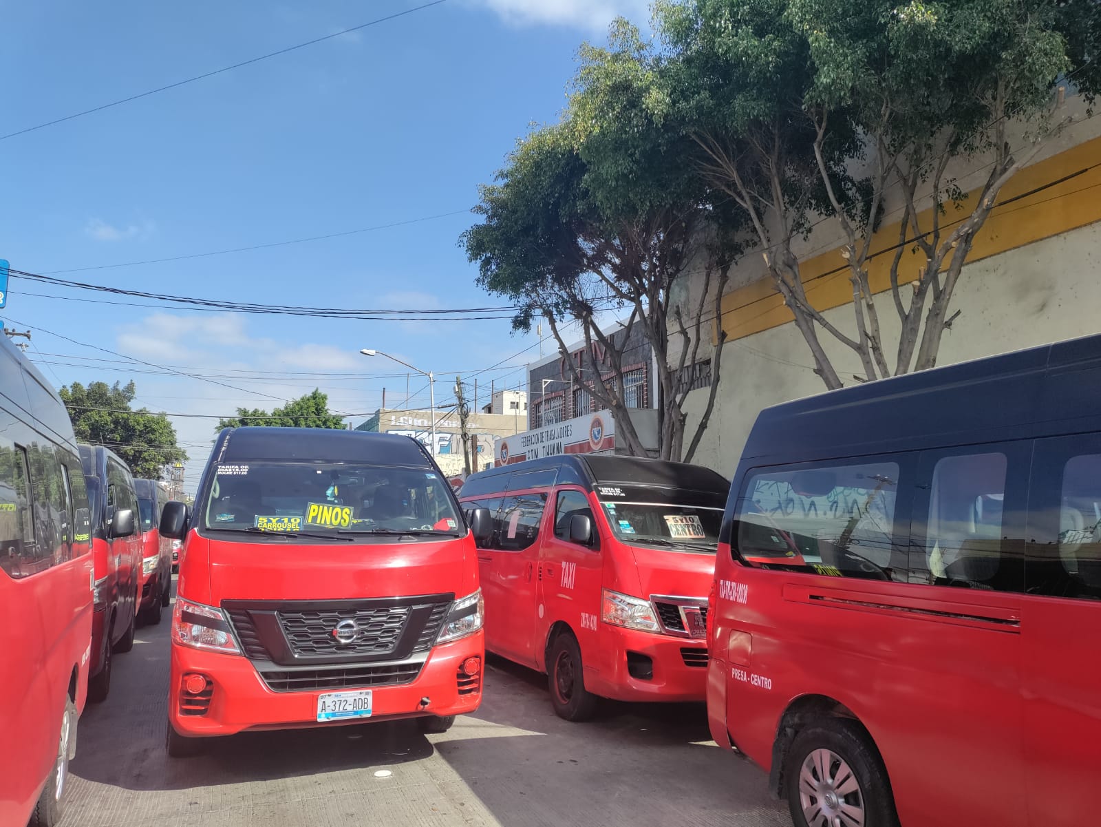 [VÍDEO] Taxistas rojo y negro rechazan nueva empresa de transporte masivo