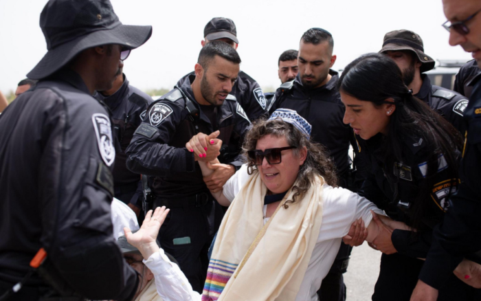 Detienen a siete rabinos y una periodista estadounidense por intentar ingresar comida en Gaza