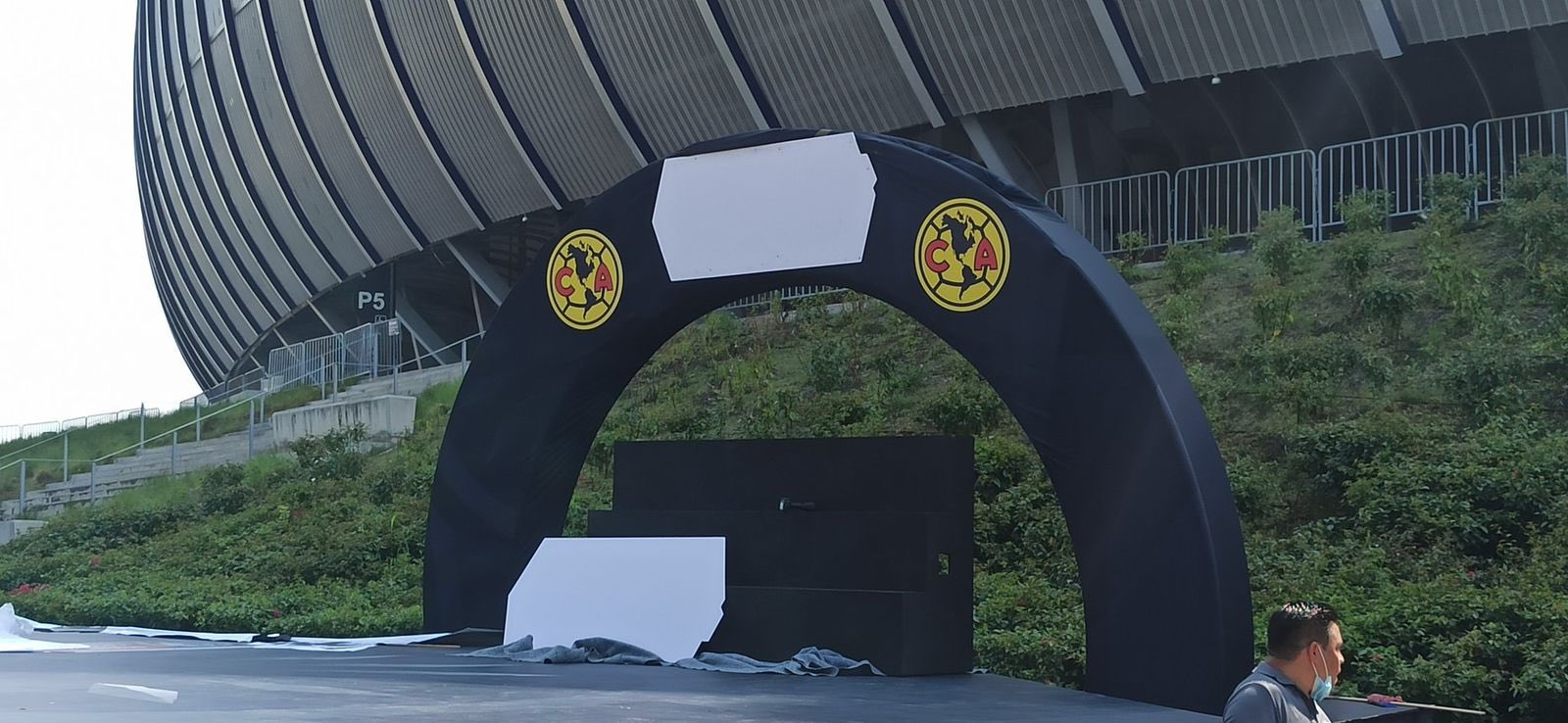 Este es el arco que esta afuera del Gigante de Acero, el Estadio BBVA en San Nicolas de los Garza