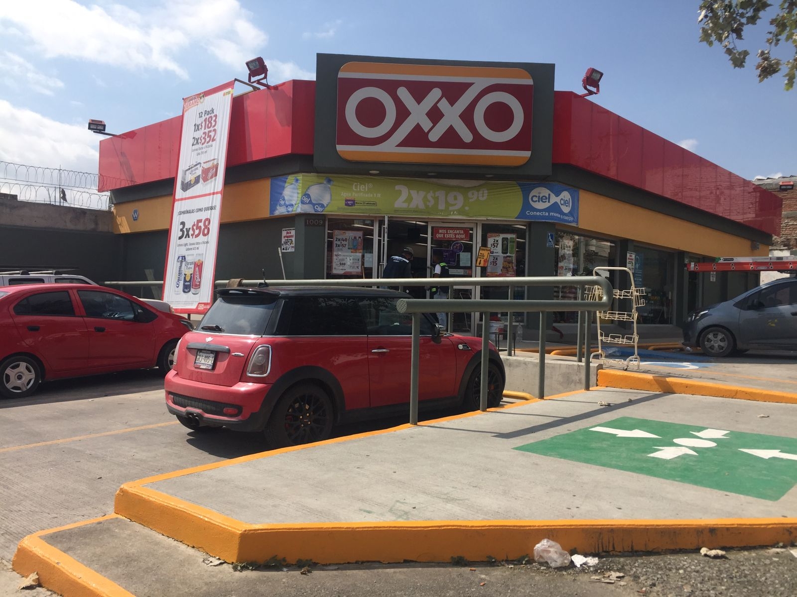 “En esa cadena de Oxxo, ojalá y expliquen por qué subió tanto la Coca Cola, el Gansito y las papas¨.