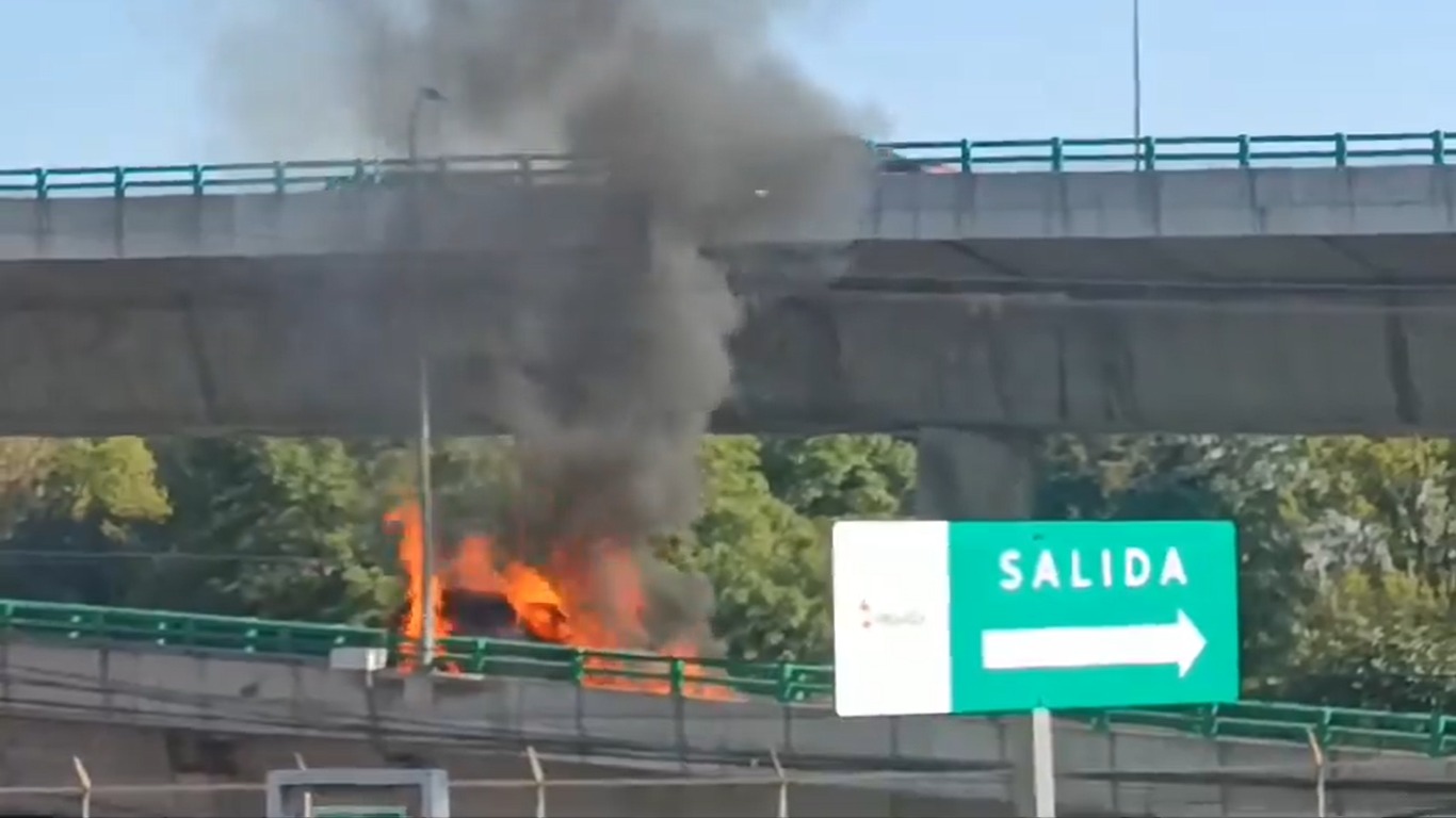 [VIDEO] Se incendia vehículo en segundo piso de Periférico: CDMX