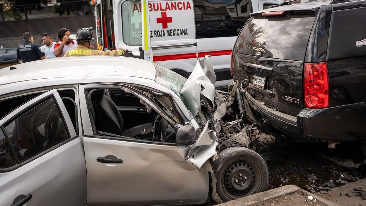 TIJUANA: Automovilista choca contra una carroza en el bulevar Fundadores; dos mujeres resultan lesionadas