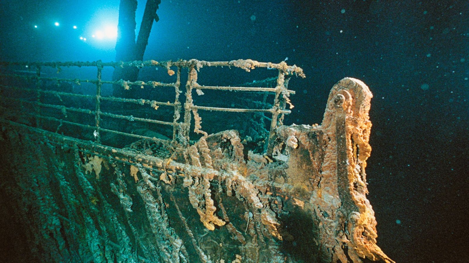 Turistas varados en el mar; Desaparece sumergible que los llevaba al Titanic