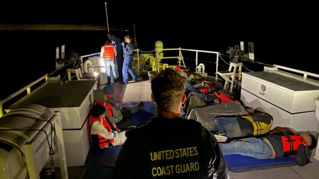 Detienen a 16 migrantes a bordo de una panga frente a San Diego