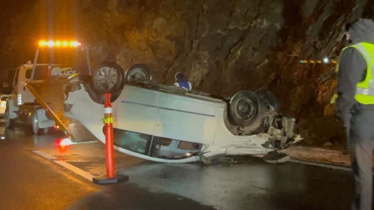 [VIDEO] Auto se vuelca en carretera Rumorosa -Mexicali