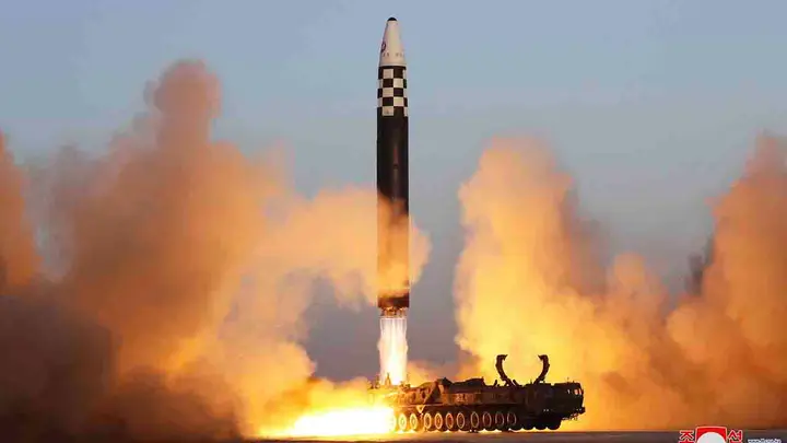 Lanza Corea del Norte misil balístico