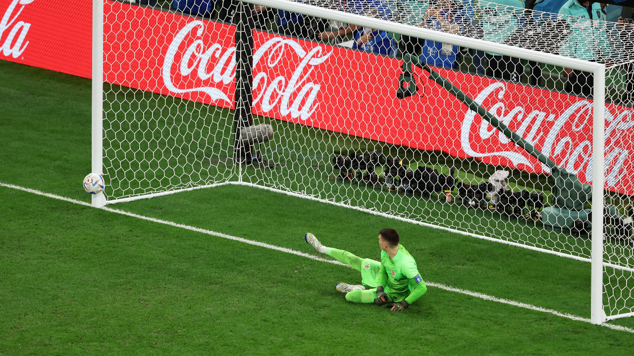 El momento justo cuando Marquinhos estrelló su disparo en el marco. (Foto: Twitter @FIFAWorldCup)