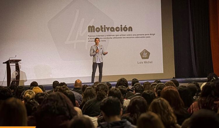 Recuerda Luis Michel sus vivencias en charla con universitarios