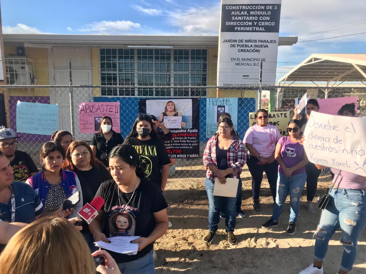 Cierran padres de familia  jardín de niños en Mexicali por presunto robo de más de medio mdp