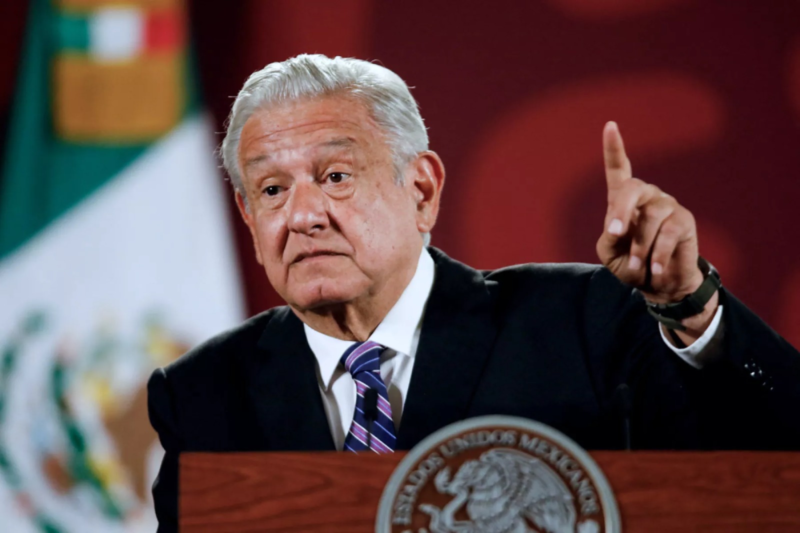 Vetan a AMLO de los Premios Esland