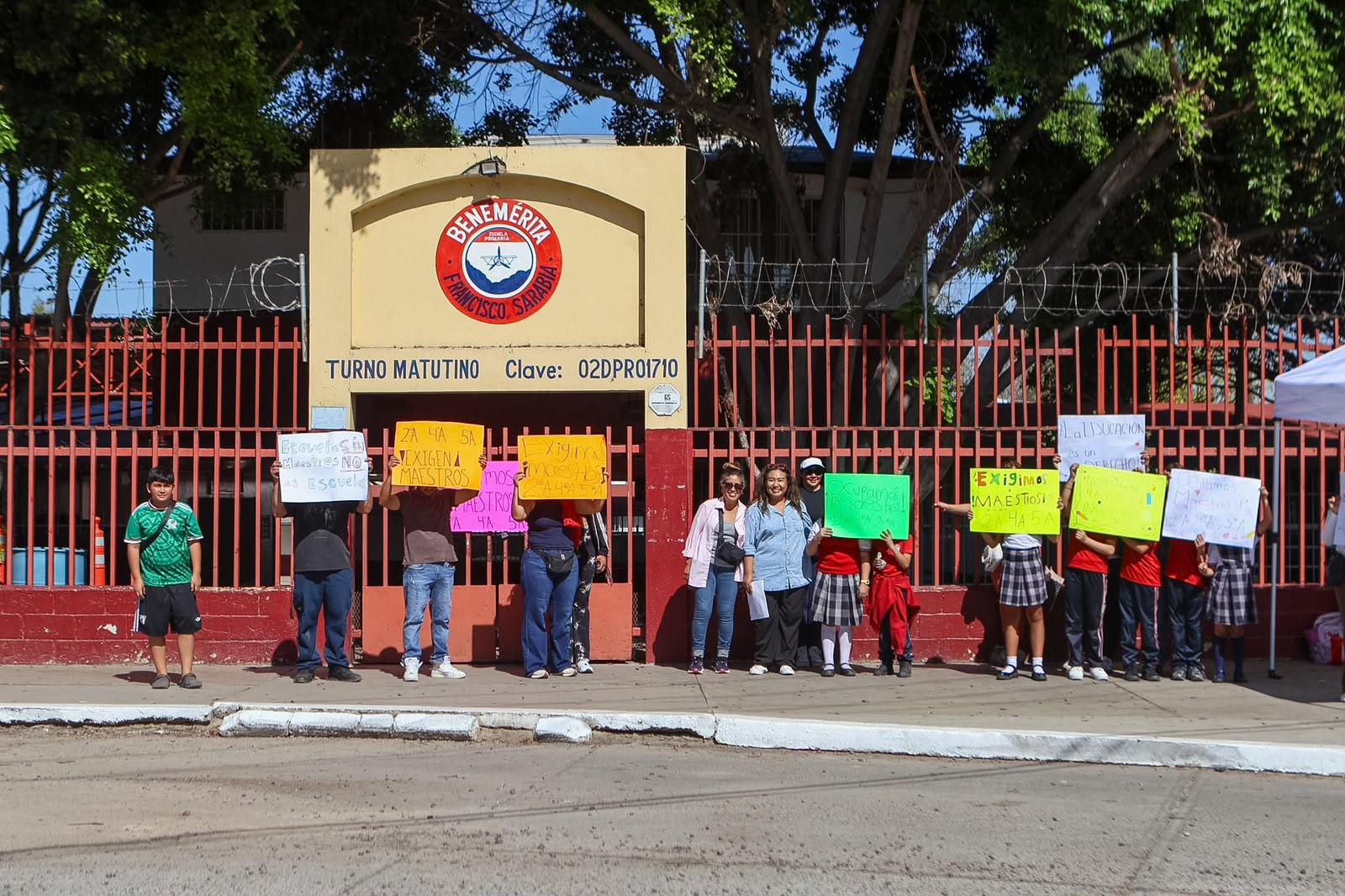TIJUANA: Padres cierran primaria en Las Huertas ante falta de cuatro docentes