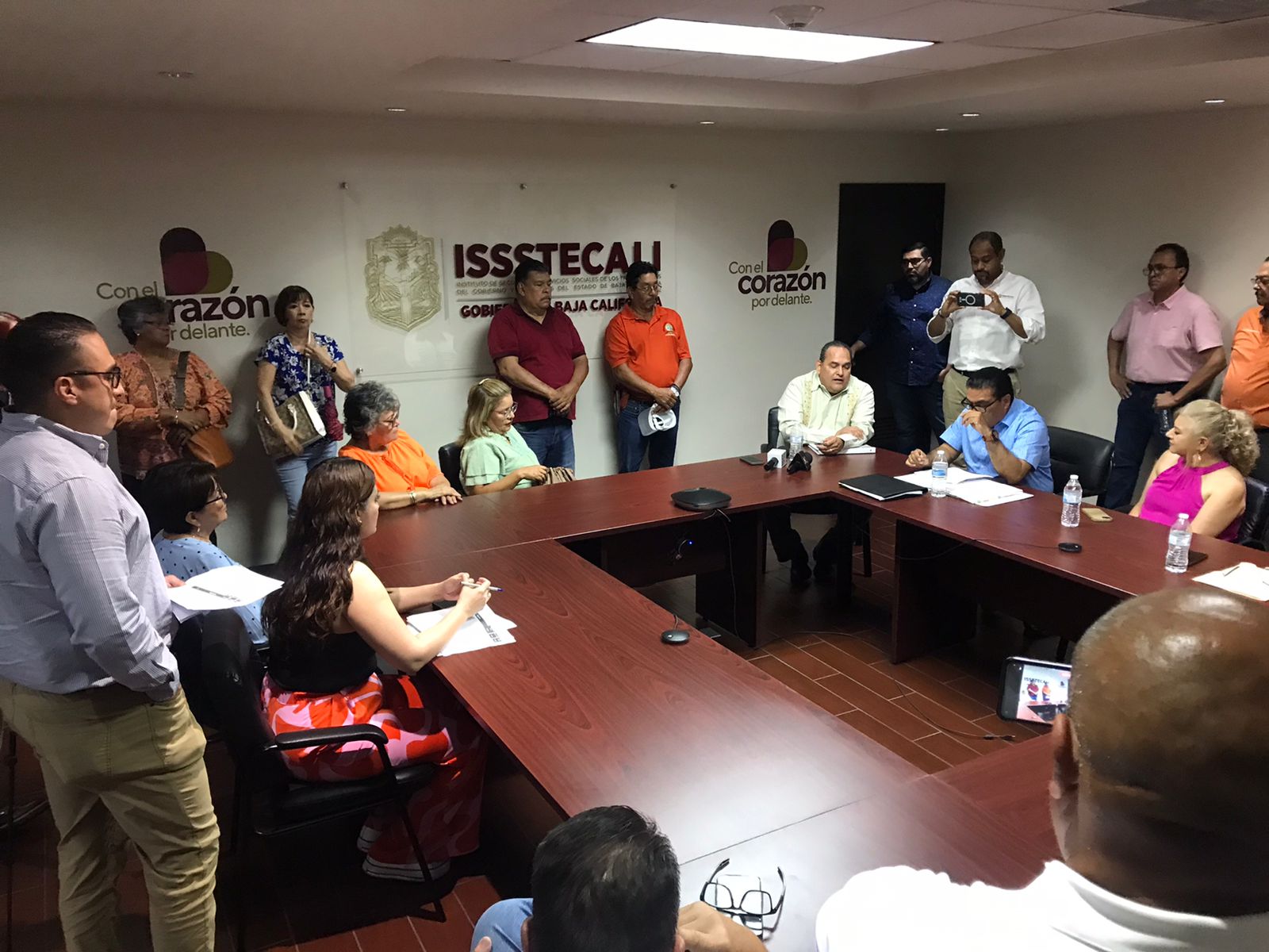 Se manifiestan jubilados del INDIVI en las oficinas del Issstecali: Mexicali