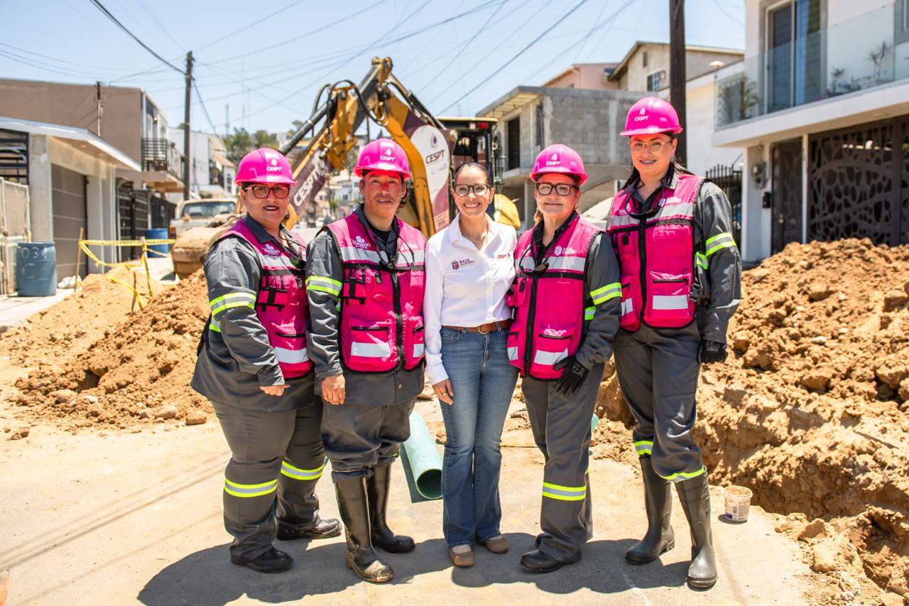 Cascos Rosas lleva a mujeres de CESPT a las cuadrillas que mantienen la red sanitaria de Tijuana