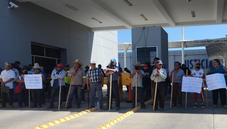 Toman habitantes cuartel de la policía en Oaxaca