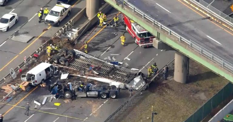 La pesada unidad se precipitó al tomar una rampa para la salida en la autopista Cross-Westchester en el área de Harrison