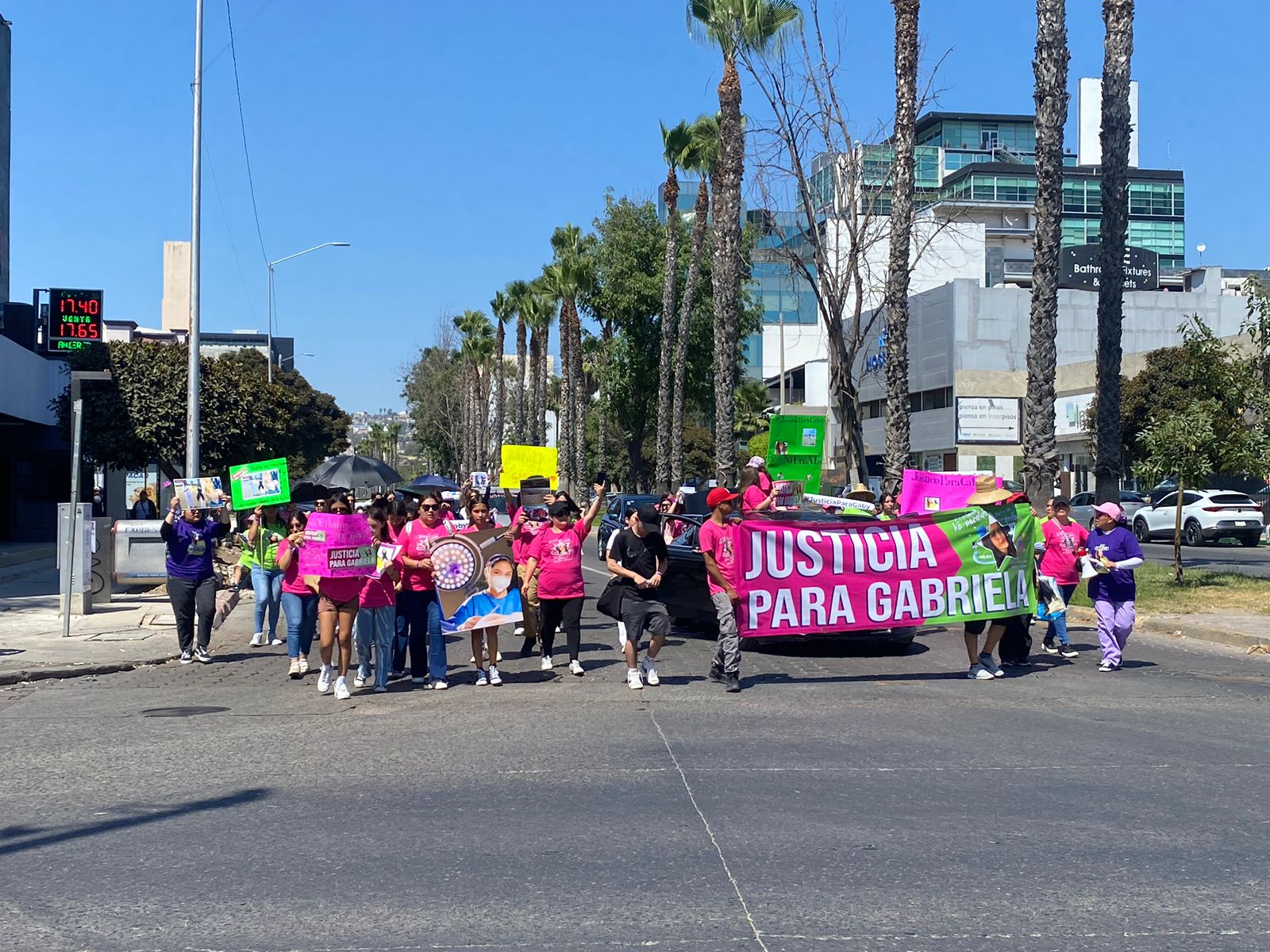 Familiares y amigos de Gabriela Gutiérrez marchan hasta la FGE exigiendo justicia