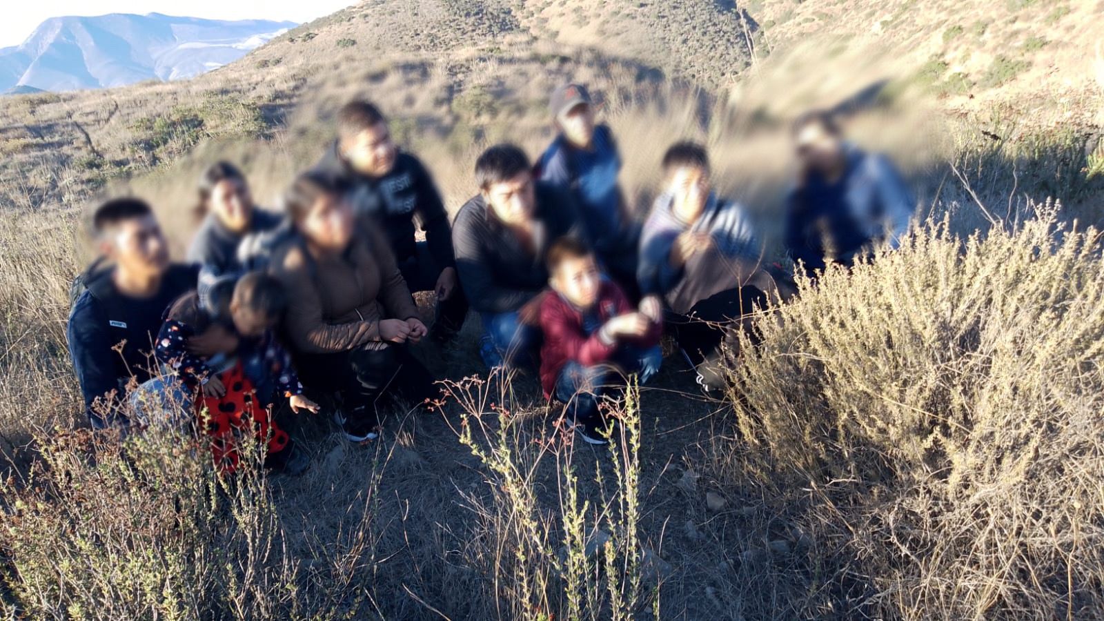 Rescatan a 11 migrantes gracias a una llamada en San Diego