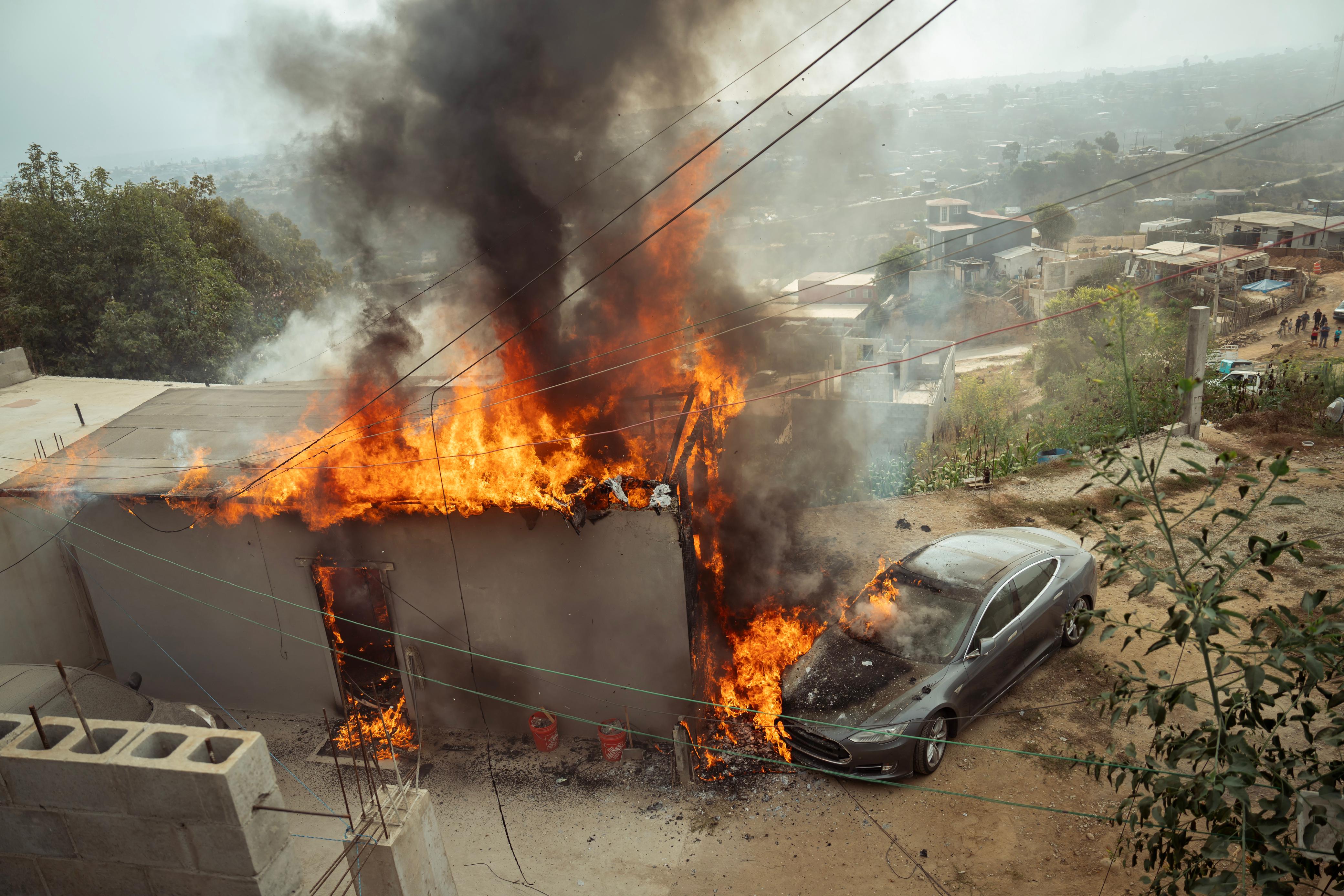 [VIDEO] Conectan Tesla a poste de luz y se incendia junto a vivienda: Tijuana