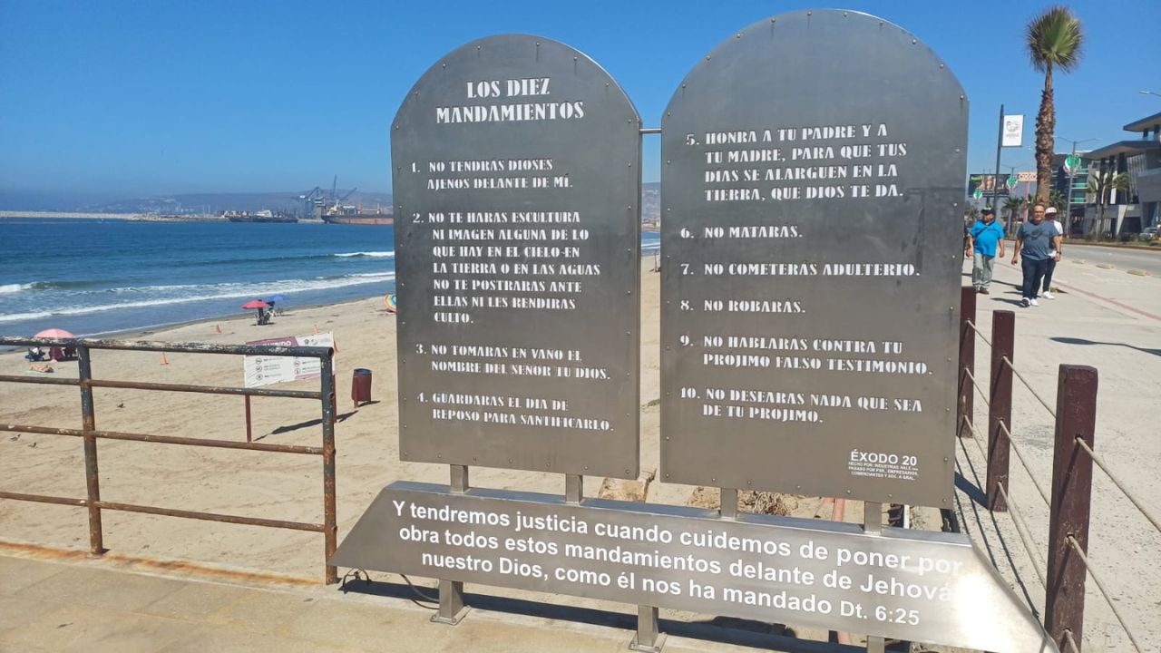 ENSENADA: Responsables de placas con los “Diez Mandamientos” no acuden a audiencia en Playa Hermosa