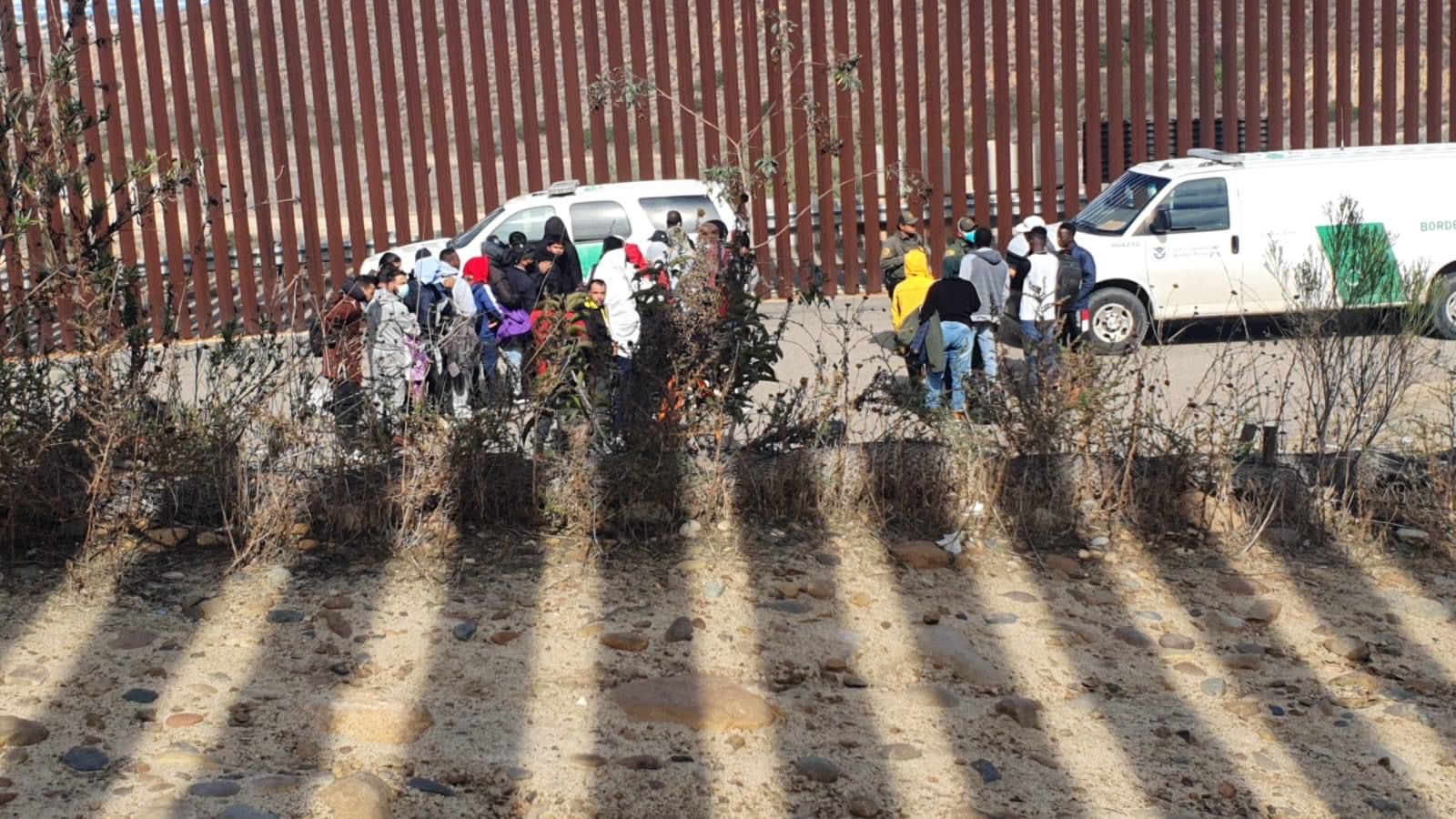 Cruzaron Migrantes El Muro Fronterizo De Tijuana Estados Unidos