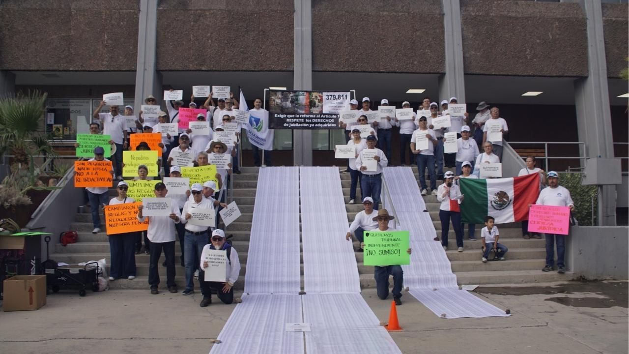 Jubilados de CFE denuncian recorte de hasta 60% en sus pensiones y advierten acciones legales