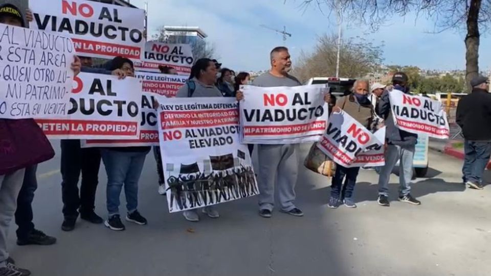 Ciudadanos protestan en contra del Viaducto,  en la visita de AMLO a Tijuana. I FOTO: BorderZoom