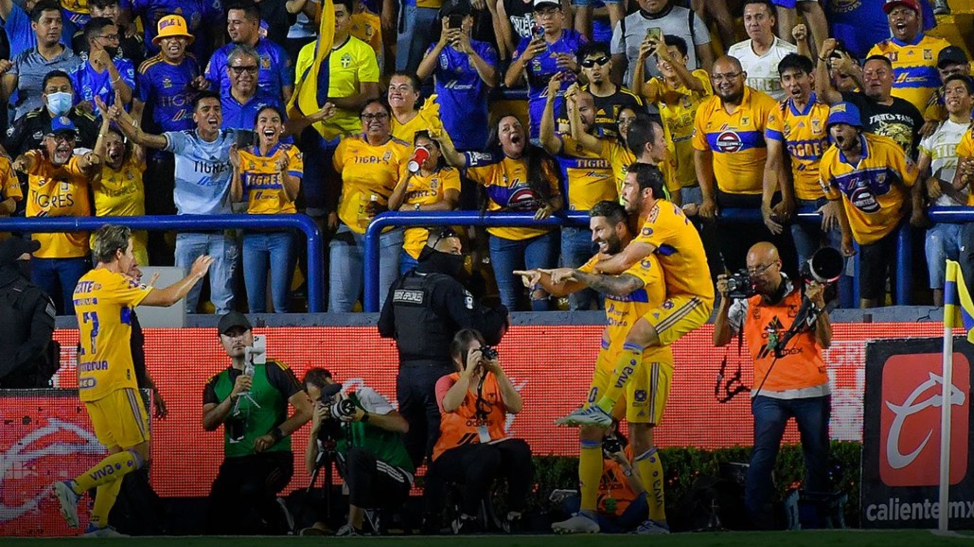 Tigres humilla al Atlas, vence 2-0 y le pelea liderato a Rayados