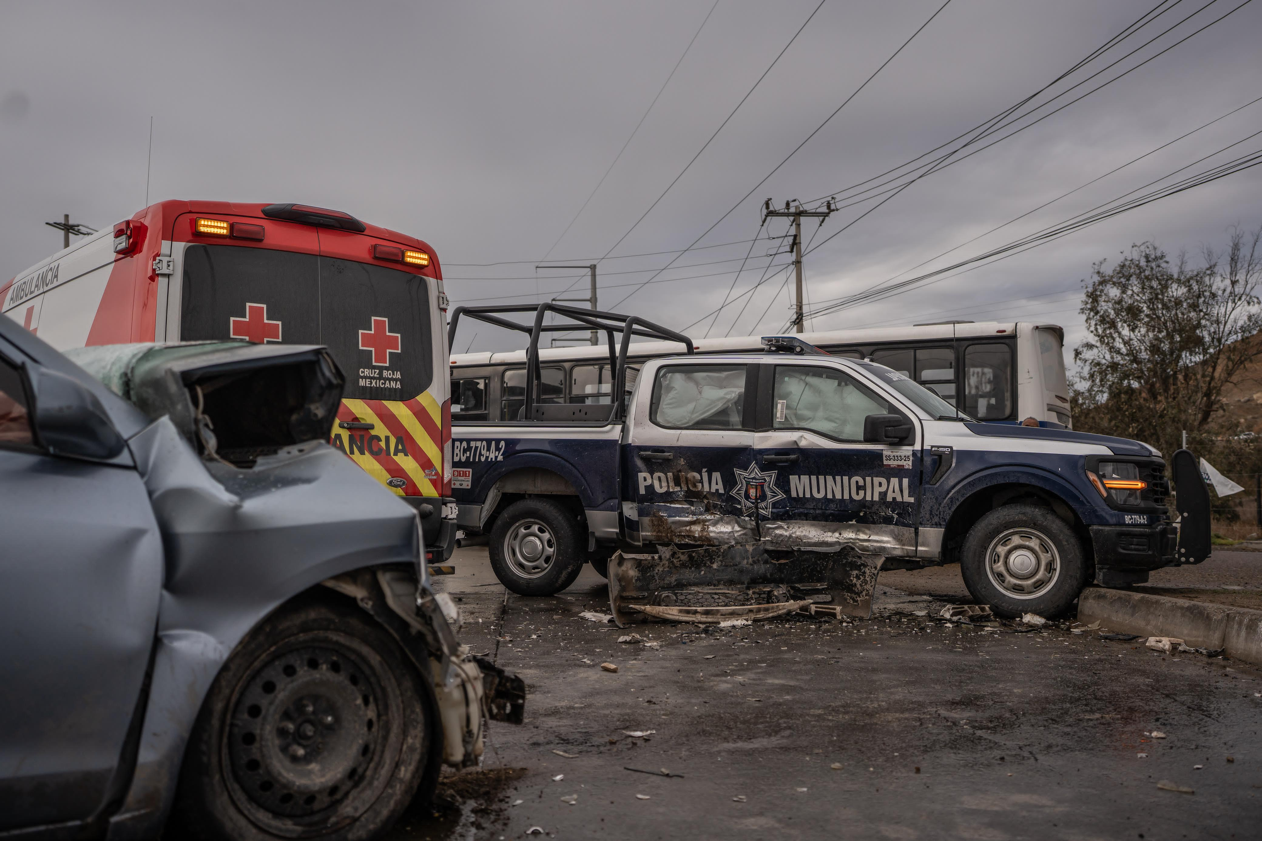 Chocan patrulla y vehículo particular