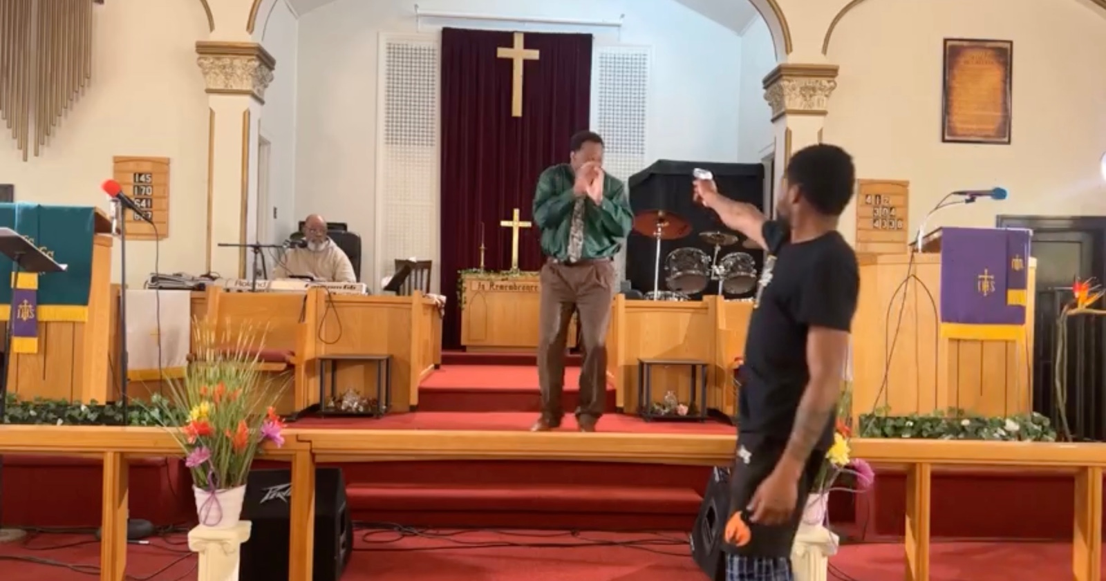 [VIDEO] Hombre apunta con un arma a un pastor