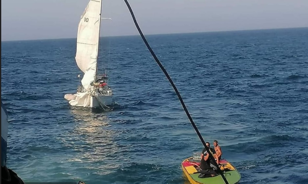 Barco atunero  encontrado un velero a la deriva con 3 náufragos