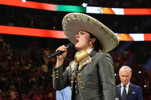 [VIDEO] Camila Fernández se equivoca al cantar el himno nacional en pelea del “Canelo”