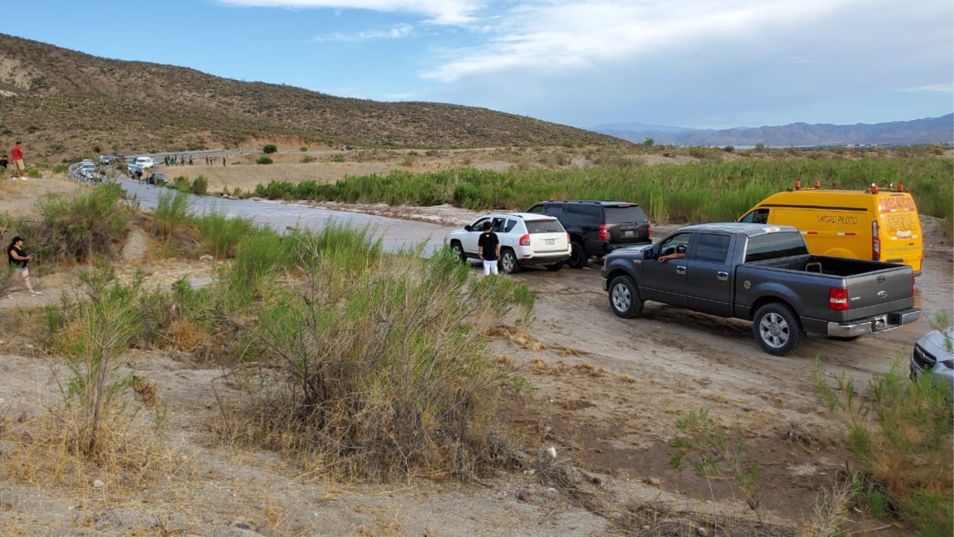 Detenido tráfico en carretera a Valle de la Trinidad; de nuevo baja agua de la sierra