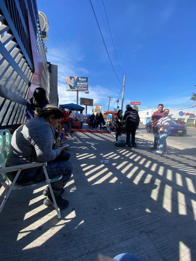 Fanáticos de Daddy Yankee esperan desde temprano para el concierto en Tijuana