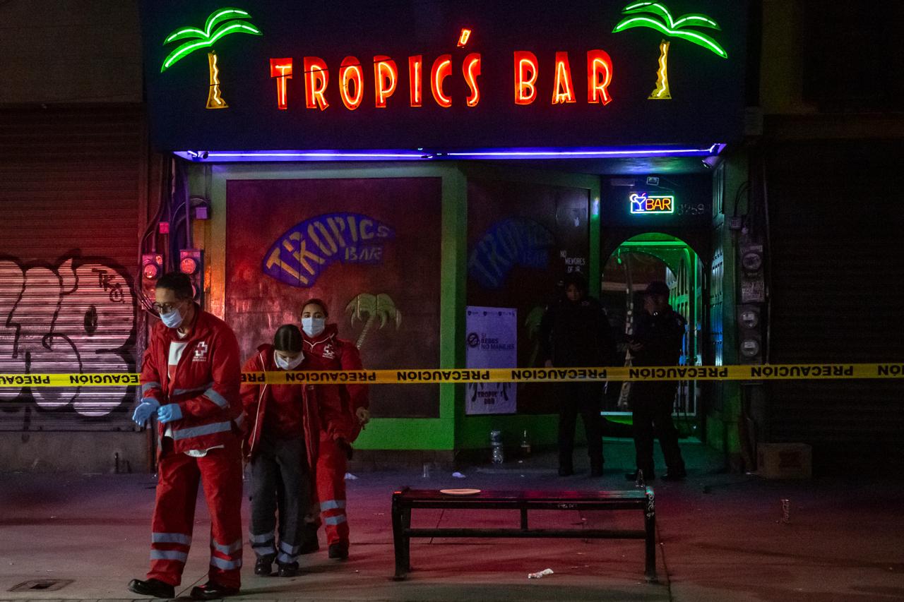 Guardia de seguridad en el Bar Tropics niega la entrada a un hombre y lo asesinan