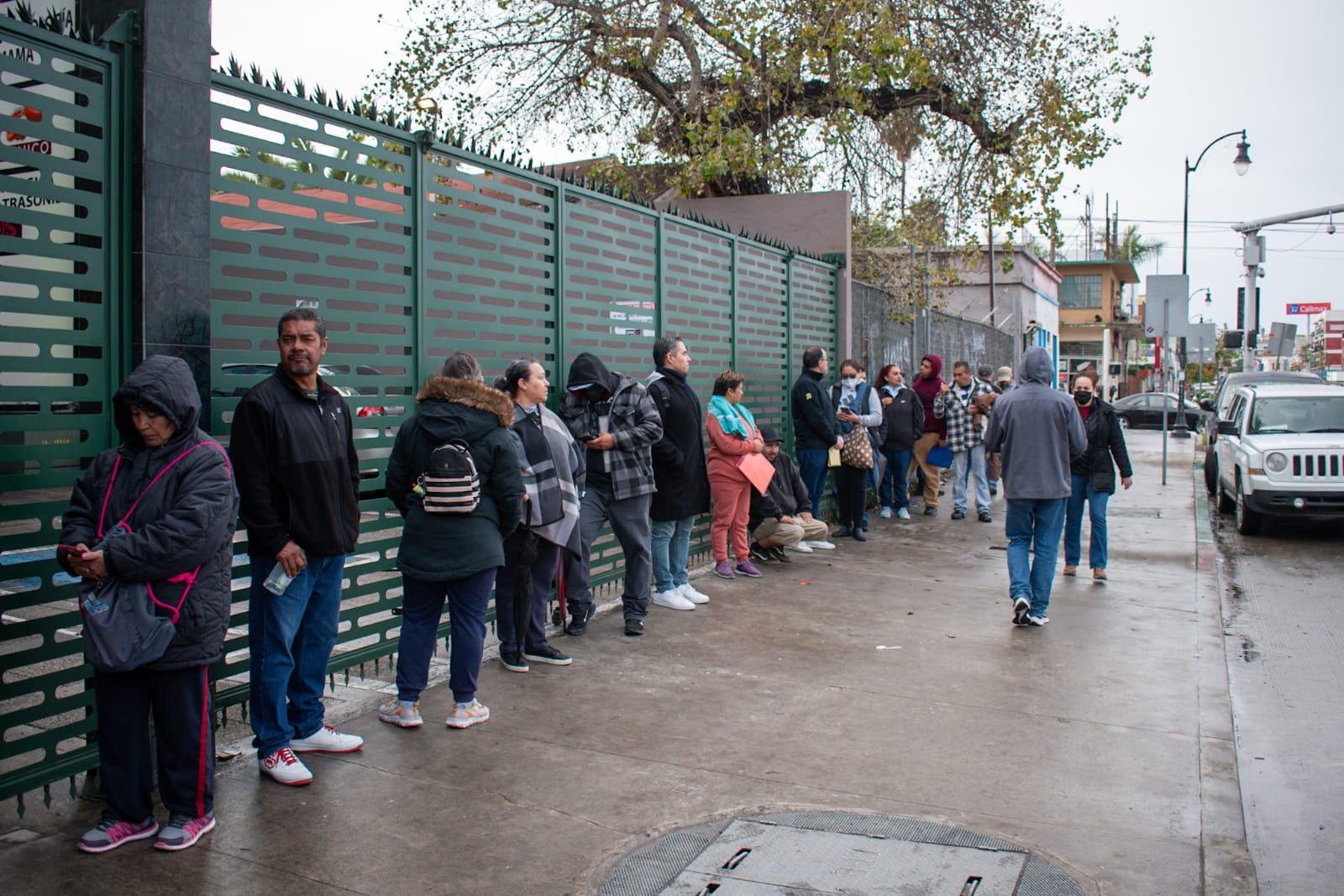 [VIDEO+GALERIA] Continúan las largas filas en el INE a pesar de la lluvia