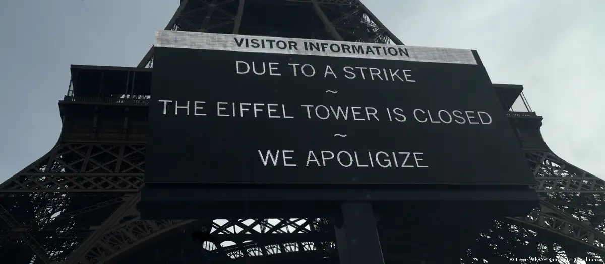 Letreros en la Torre Eiffel indicando su cierre IFOTO: Lewis Joly/AP