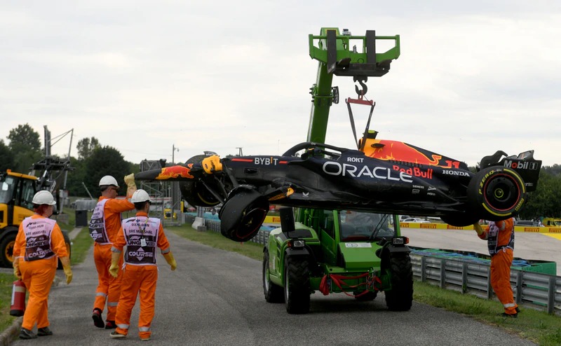 [VIDEO] Checo Pérez choca y queda fuera