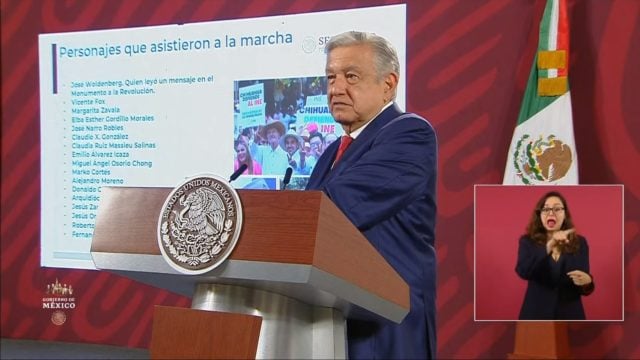 AMLO cataloga marcha en defensa del INE como “striptease político”