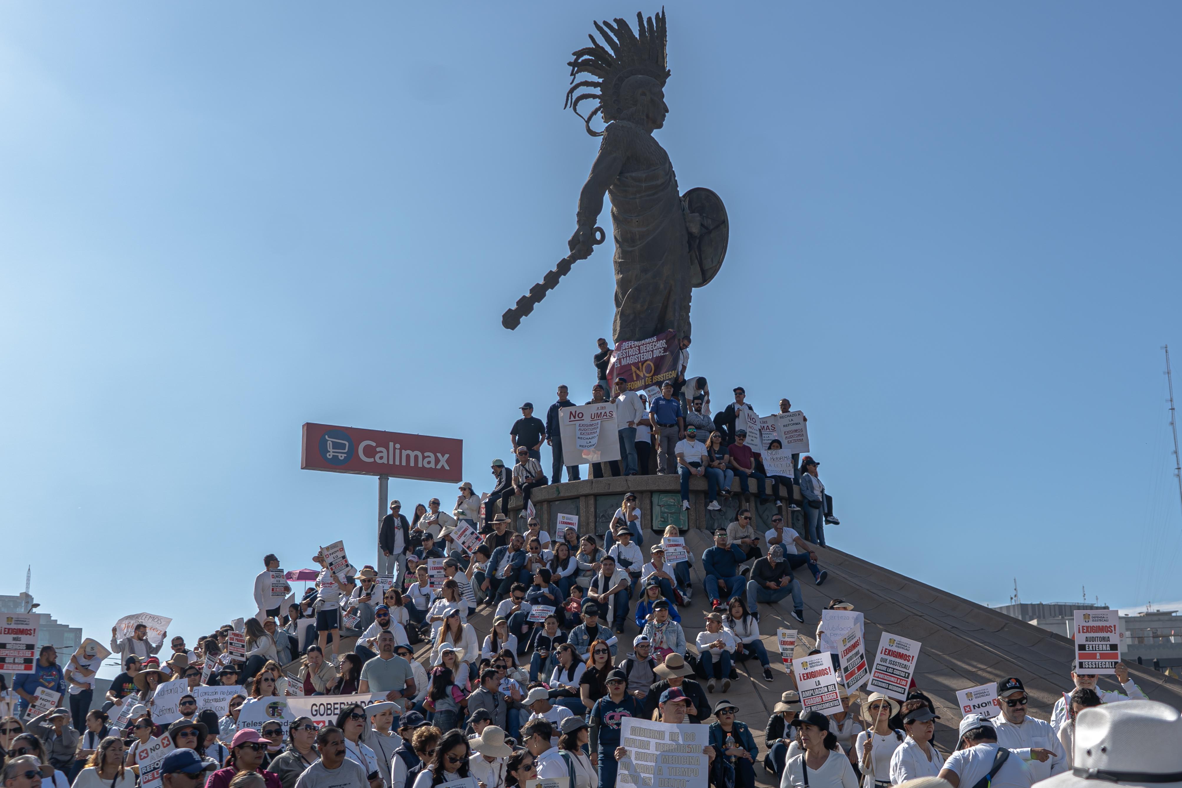 Se manifiestan burócratas y maestros en contra de la Reforma del ISSSTECALI: Tijuana