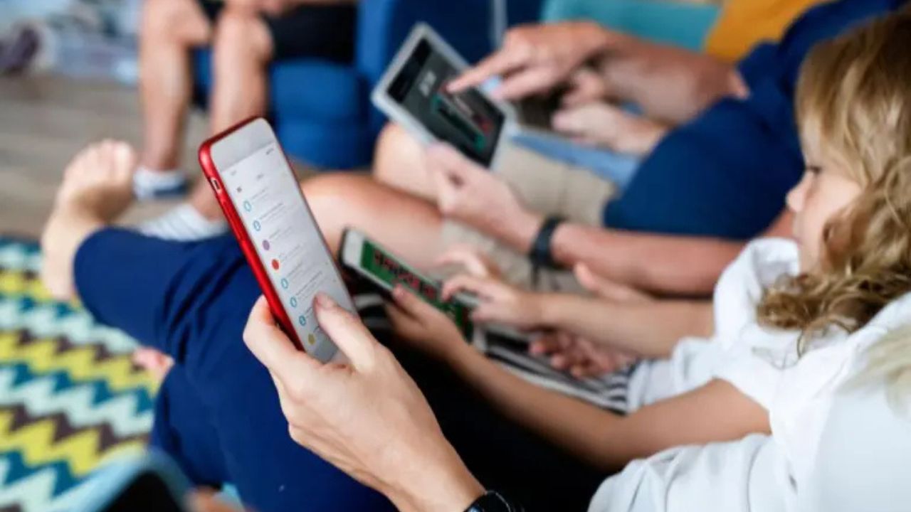 Francia bloquea ley que prohibía redes sociales a menores de 15 años