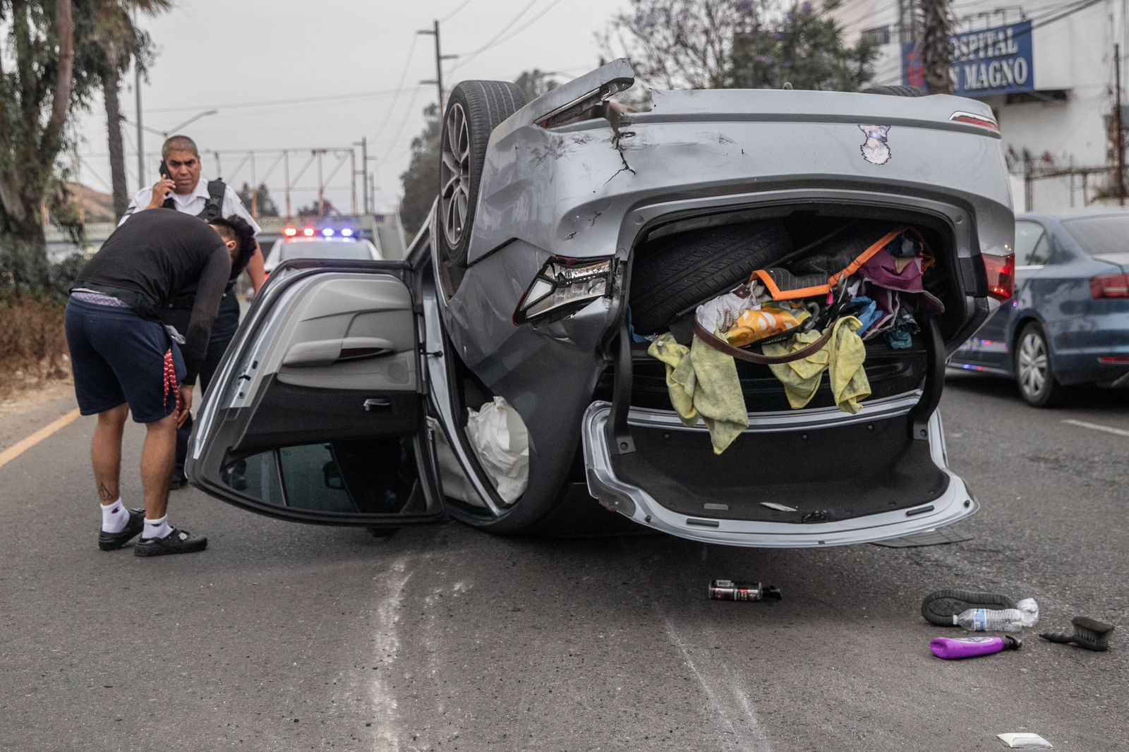 [VIDEO] Se vuelca auto en bulevar Fundadores: Tijuana