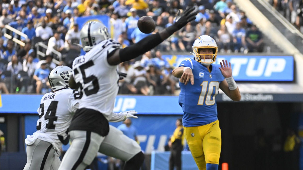 Justin Herbert tuvo una gran tarde con tres TD y fue la figura del partido. (Foto: Twitter @Chargers)