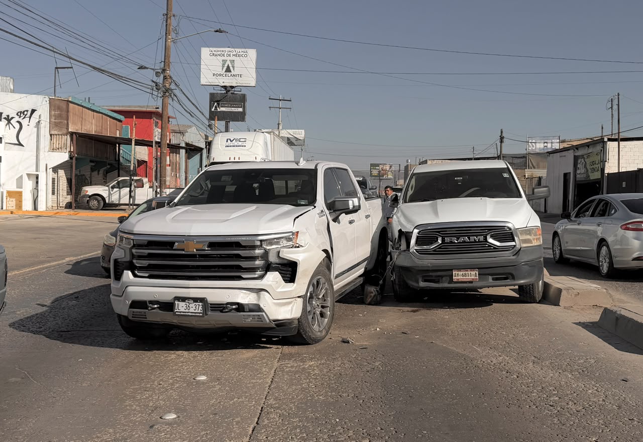 TIJUANA: Unidad de la FESC se pasa el alto y provoca choque múltiple en Jardín Dorado; hay un peatón grave